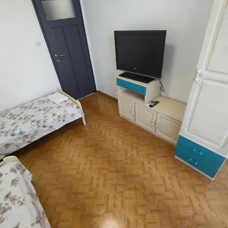 фамилия 100м от морето в