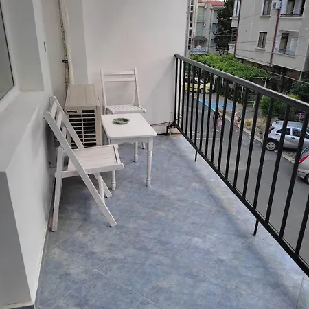 фамилия 100м от морето в