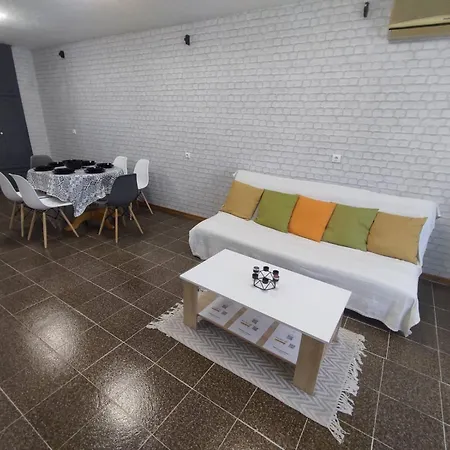 фамилия 100м от морето в *