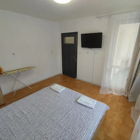 фамилия 100м от морето в Apartment