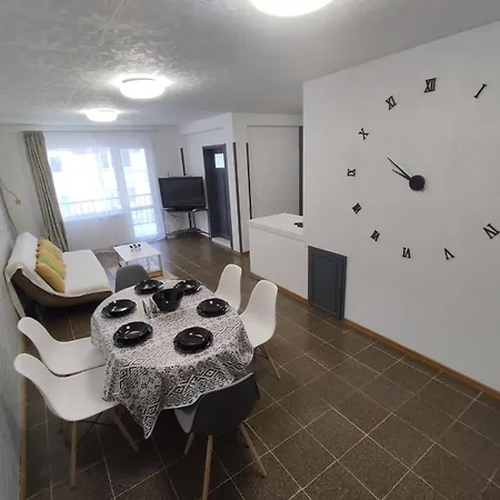 фамилия 100м от морето в Apartment Ravda